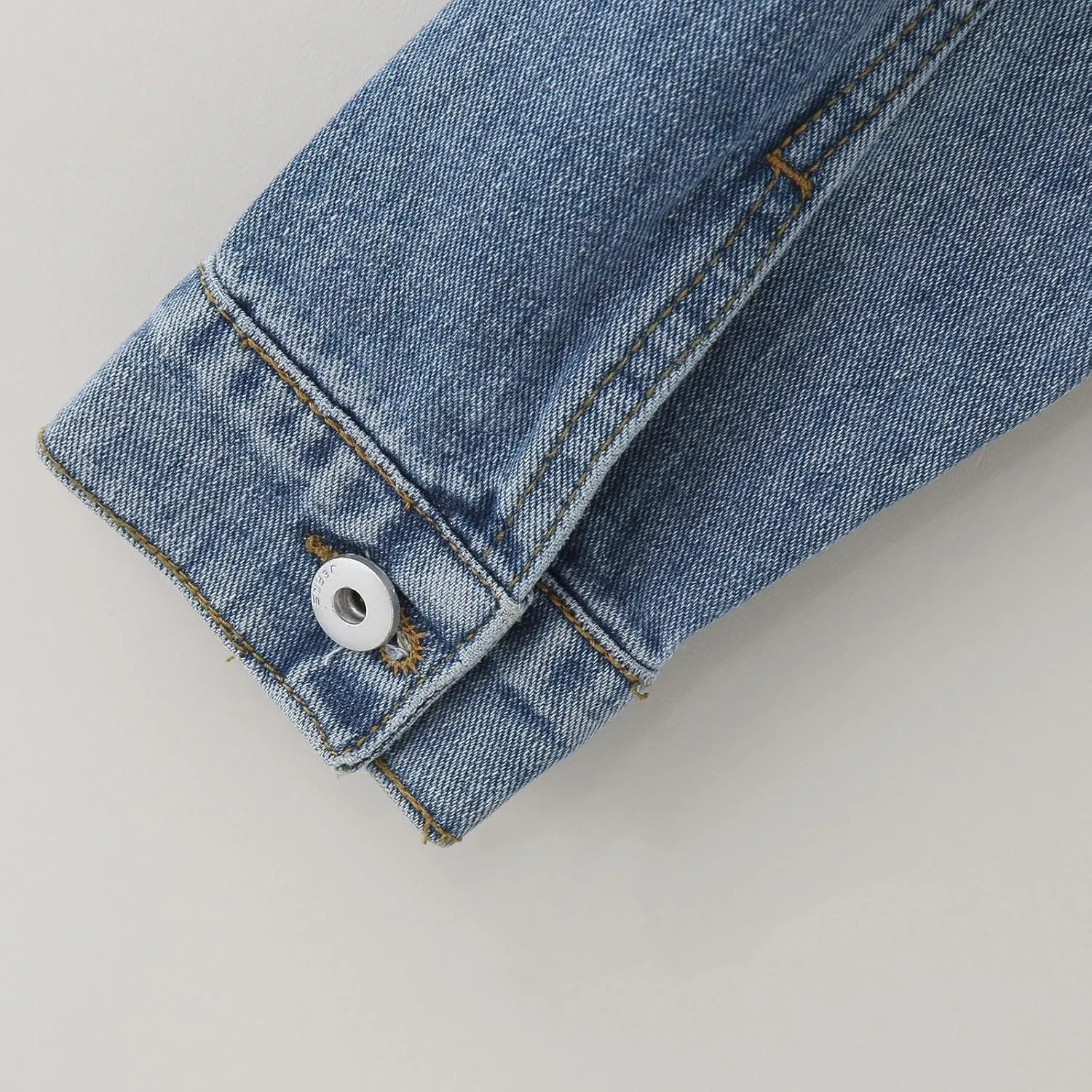 Womens Cropped Denim Jackets 2024 Trendy Button Up Shacket Fall Spring Long Sleeve Jean Coats Retro Petite Denim Coat